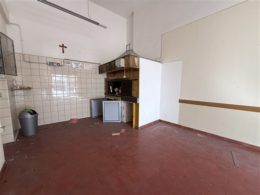 Locale Commerciale Angolare, 3 Vetrine, 2 Bagni. Con Canna Fumaria.